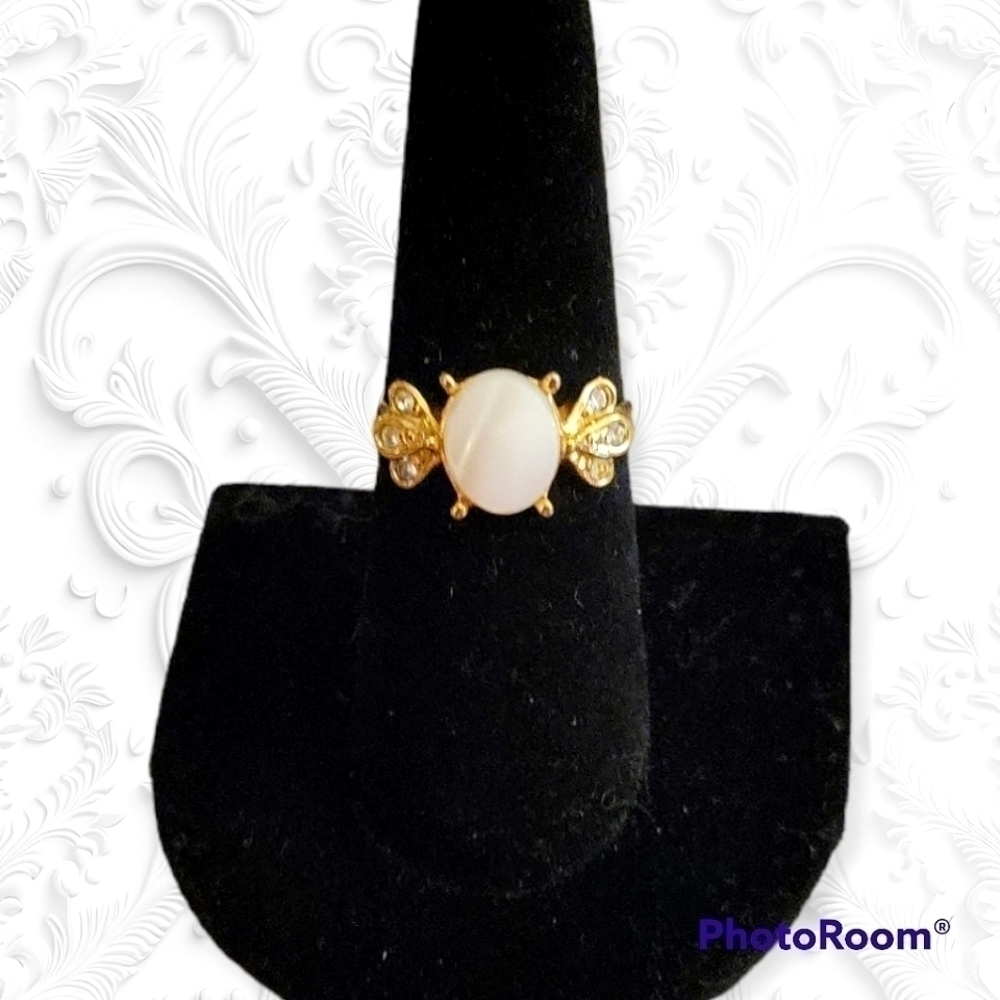 VTG AVON 1991 Goldtone Victorian Regency Mother of Pearl Ring